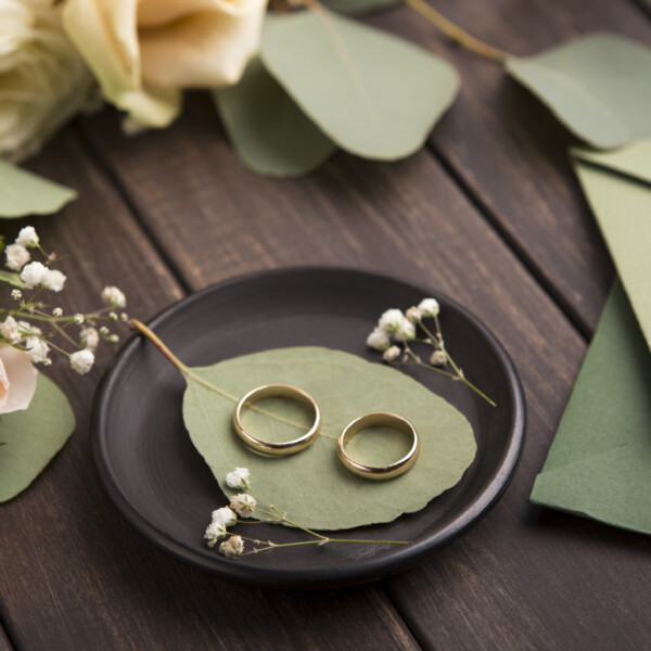 creative golden wedding rings on small black plate | four wedding trends in 2021